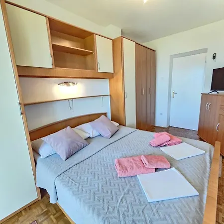 Leo 1 Nv - For 2 Persons With Bathroom And Balcony *